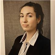 Studentessa universitaria impartisce lezioni di inglese